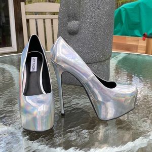 Steve Madden Silver Metallic Platform Heels. Perfect Condition.
